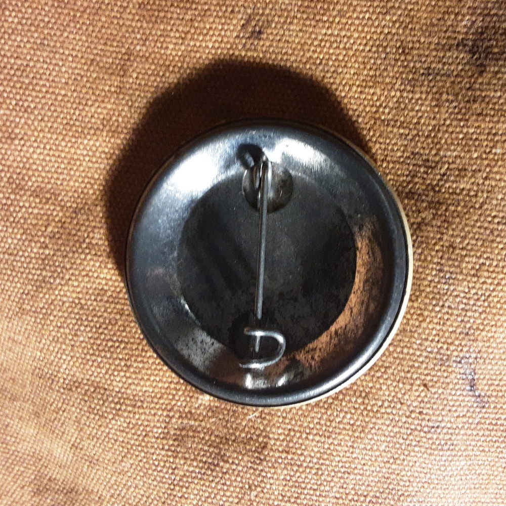HARD ROCK CAFE BUTTON - Picture 2 of 2